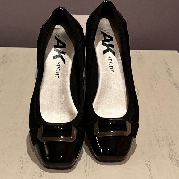 Anne Klein Black Flats with Rounded Toe and Glossy Finish - Picture 2 of 9